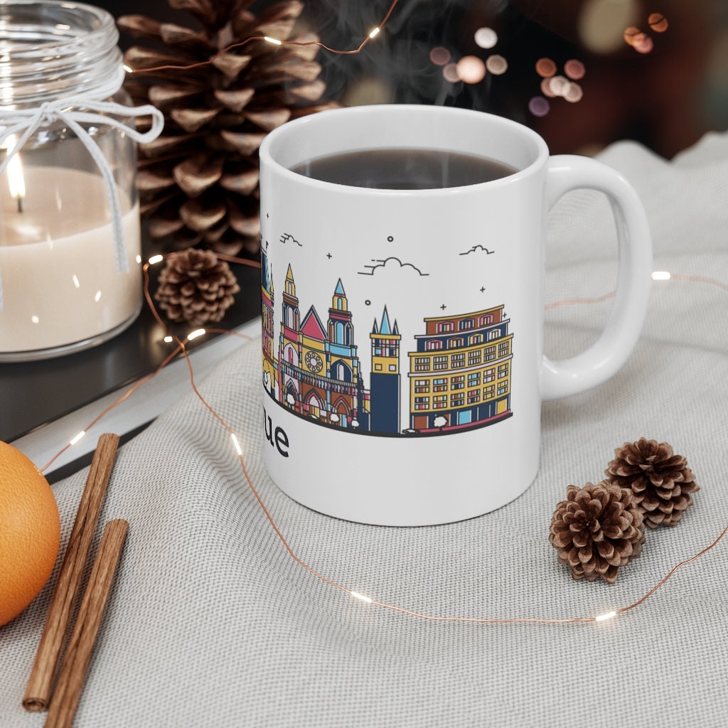 Tazza di caffè e il paesaggio mediterraneo della città in Croazia Foto stock