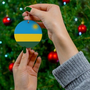 Ruanda Weihnachtsverzierung inspirierter Druck - Kigali, Afrika, Blau, Grün, Gelb, Weltreise, Geschenk, Reisender - rund, Keramik