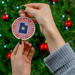 Utah Weihnachtsverzierung, USA-Zustandsreise, beunruhigter Druck, Umriss der Bundesstaatskarte, Flaggen-inspirierte Farben, aus Keramik - Geschenkidee, Urlaubserbstück