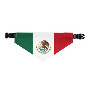 Puede incluir: Un bandana para perro verde, blanco y rojo con la bandera mexicana y el escudo de armas. El bandana tiene correas negras ajustables.