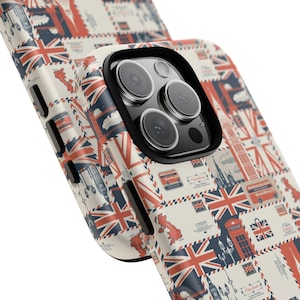 Könnte beinhalten: Eine weiße Handyhülle mit einem rot-weiß-blauen Union-Jack-Muster. Die Hülle zeigt Bilder von Londoner Sehenswürdigkeiten, darunter Big Ben, einen Doppeldeckerbus und eine rote Telefonzelle.