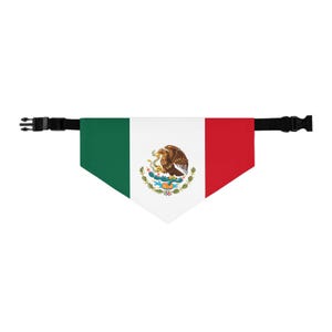 Puede incluir: Un bandana para perro blanco, verde y rojo con la bandera mexicana y el escudo de armas. El bandana tiene una correa negra ajustable con una hebilla.