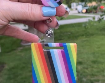 Akrylowa plakietka Pride Y’all z rzepem blokującym, w zestawie z pasującą plakietką i klipsem krokodylkowym z rzepem