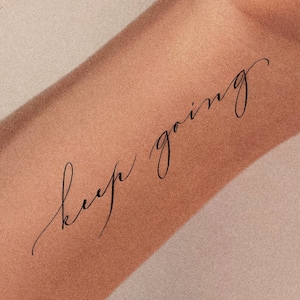 Tatuagem temporária design personalizado palavra motivacional design de tatuagem script personalizado nome do roteiro de tatuagem no pulso palavra tatuagem cursiva