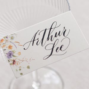 Marque-place pour calligraphie Carte de siège pour mariage Carte de visite manuscrite florale Carte de visite pour table de mariage Carte de visite pour nom calligraphie Carte de visite pour mariage