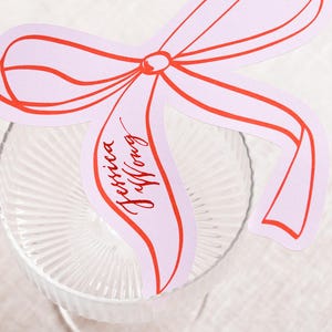 Marque-place avec noeud rose Marque-place cocktail rose Carte de mariage en papier fait main Carte de visite manuscrite Marque-place de mariage Carte de table Calligraphie