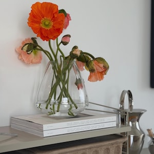 Räfflad glasvas “Nordic Flow” – minimalistisk vas av klart glas