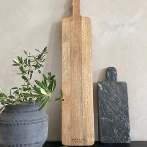 Schneidebrett Hochzeit 76 cm lang mit Wunschgravur - Hochzeitsgeschenk, Tapasbrett
