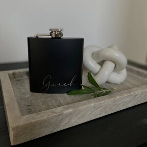 Hip flask with desired name black - 3D configurator - design yourself