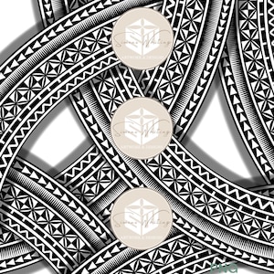 Peut inclure: Motif tribal noir et blanc abstrait avec des formes géométriques et des lignes courbes. Le motif présente des motifs répétés de triangles, de losanges et d'autres formes. L'image comprend trois logos circulaires avec du texte. Le coin inférieur droit porte la mention "PNG JPEG Files."