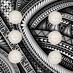 Könnte beinhalten: Schwarz-weißes Stammesmuster mit komplizierten geometrischen Designs. Das Kunstwerk zeigt eine Vielzahl von Formen, darunter Dreiecke, Kurven und florale Elemente. Sechs kreisförmige Logos sind auf dem Design überlagert.