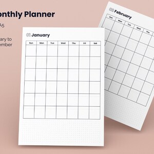 Pode incluir: Um planejador mensal preto e branco com um layout de grade para janeiro e fevereiro. O planejador é projetado para tamanhos de papel A4 ou A5.