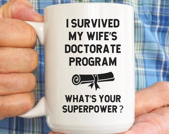 Taza "Sobreviví al doctorado de mi esposa", regalo de doctorado, taza de café de doctorado, regalo de graduación de doctorado, regalo de celebración de doctorado, esposo de doctorado