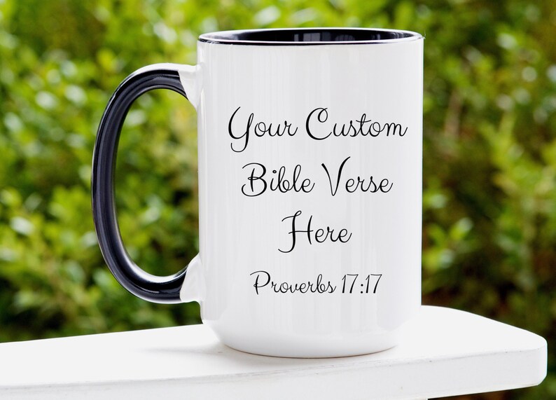 Puede incluir: Taza de cer&aacute;mica blanca con asa y borde negros. La taza tiene el texto "Your Custom Bible Verse Here Proverbs 17:17" impreso en ella.