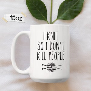 K&ouml;nnte beinhalten: Wei&szlig;e Keramiktasse mit einem schwarzen Design, auf dem "Ich stricke, damit ich keine Leute umbringe" steht. Die Tasse zeigt au&szlig;erdem eine schwarze Illustration einer Wollkn&auml;uel und Stricknadeln.