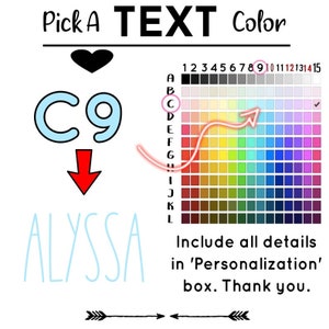 Puede incluir: Un gr&aacute;fico que muestra una tabla de colores con 15 columnas y 12 filas. La tabla est&aacute; etiquetada con las letras A a L y los n&uacute;meros 1 a 15. Una flecha roja apunta a un cuadrado azul claro en la tabla. El texto "Pick A TEXT Color" est&aacute; en la parte superior del gr&aacute;fico. El texto "C9" est&aacute; en un c&iacute;rculo azul claro con un contorno negro. El texto "ALYSSA" est&aacute; en una fuente azul claro. El texto "Include all details in 'Personalization' box. Thank you." est&aacute; en la parte inferior del gr&aacute;fico.