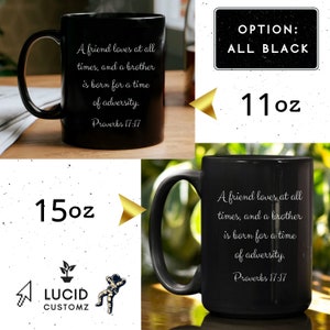 Puede incluir: Taza de cer&aacute;mica negra con una cita blanca: "Un amigo ama en todo tiempo, y un hermano nace para tiempo de angustia. Proverbios 17:17". La taza est&aacute; disponible en dos tama&ntilde;os: 11 oz y 15 oz.