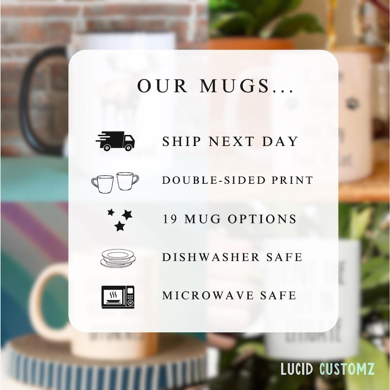 K&ouml;nnte beinhalten: Eine wei&szlig;e Grafik mit schwarzem Text, der "OUR MUGS..." lautet und die Eigenschaften der Tassen auflistet, darunter "SHIP NEXT DAY", "DOUBLE-SIDED PRINT", "19 MUG OPTIONS", "DISHWASHER SAFE" und "MICROWAVE SAFE". Die Grafik enth&auml;lt auch schwarze Symbole, die einen Lieferwagen, zwei Tassen, Sterne, einen Teller und eine Mikrowelle darstellen.