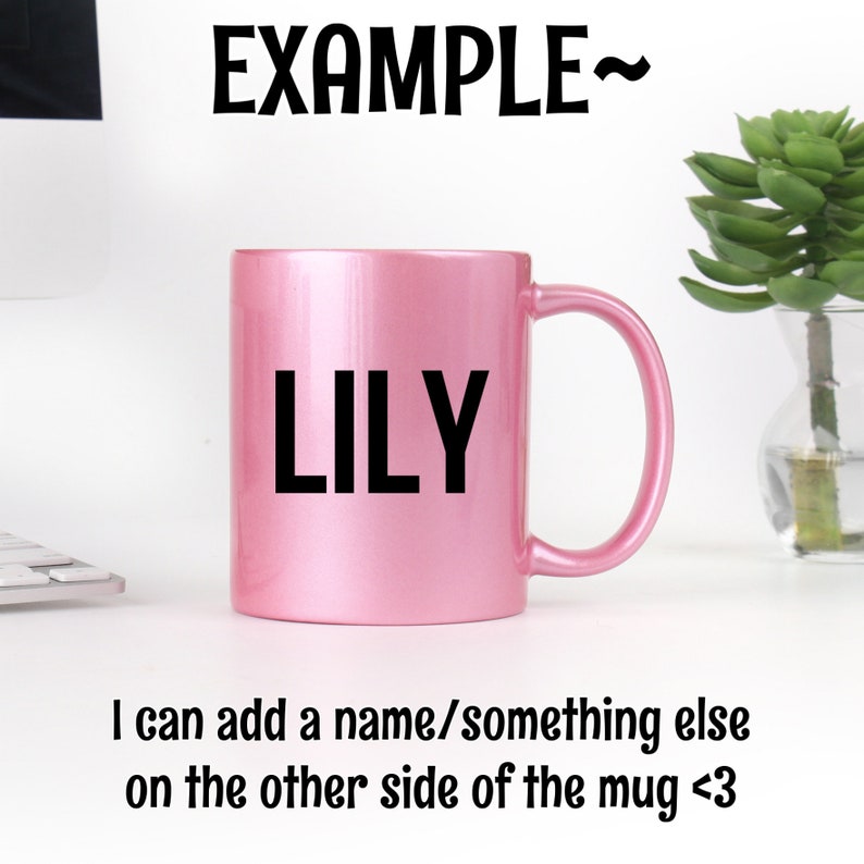Puede incluir: Una taza de cer&aacute;mica rosa con una inscripci&oacute;n negra que dice "LILY".