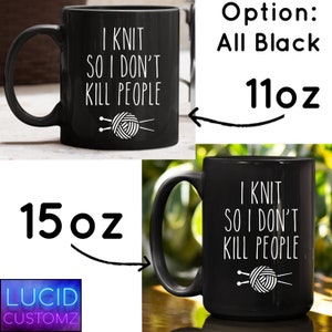 K&ouml;nnte beinhalten: Schwarze Keramiktasse mit wei&szlig;em Text, der "Ich stricke, damit ich keine Leute umbringe" lautet, und einer Grafik von Stricknadeln und Garn. Die Tasse ist in den Gr&ouml;&szlig;en 11 oz und 15 oz erh&auml;ltlich.