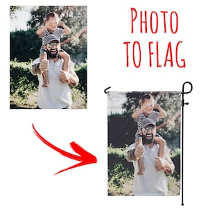 Op de afbeelding: Een gepersonaliseerde tuin vlag met een foto van een vader en zoon. De vader draagt de zoon op zijn schouders en ze lachen allebei. De vlag is gedrukt op een witte achtergrond met een groene rand.