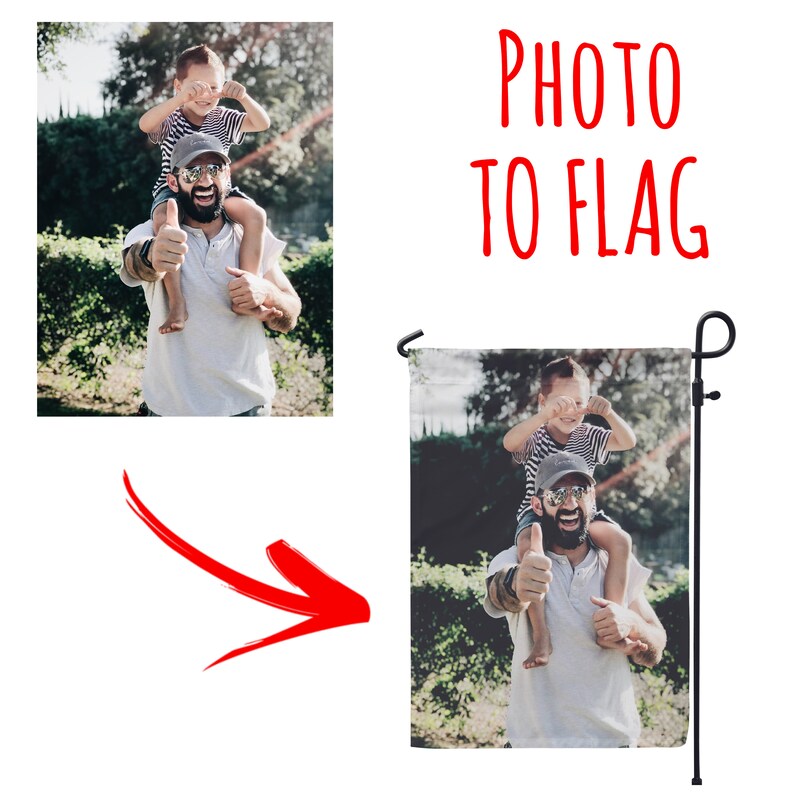 Op de afbeelding: Een gepersonaliseerde tuin vlag met een foto van een vader en zoon. De vader draagt de zoon op zijn schouders en ze lachen allebei. De vlag is gedrukt op een witte achtergrond met een groene rand.