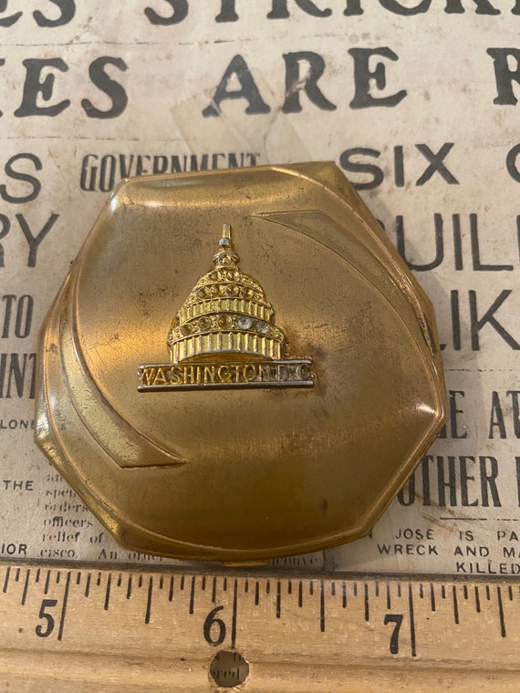 Gold-tone compact with Washington DC capital dome 