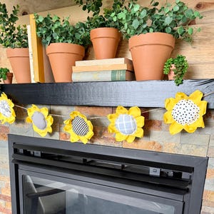 Primitive Sunflower Garland, Buffalo Check Wall Hanging