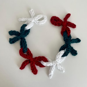 Christmas Bow Garland, Coquette Bow Wall Hanging, Holiday Decoration, Yarn Crochet Bow Banner