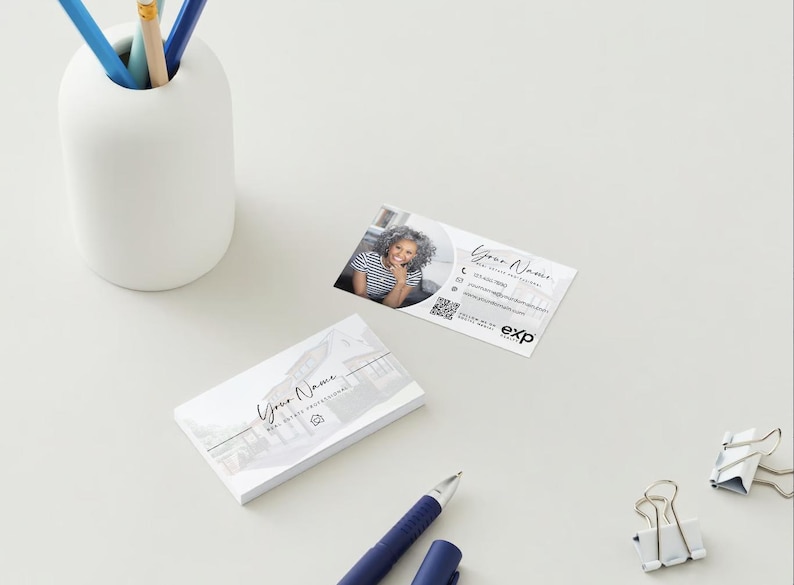 K&ouml;nnte beinhalten: Eine wei&szlig;e Visitenkarte mit einem Foto einer Frau und dem Text "Your Name" und "Real Estate Professional". Die Karte enth&auml;lt auch ein Logo, Kontaktinformationen, einen QR-Code und den Text "exp" in Schwarz.