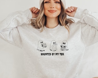 Blusa de gola redonda Booktok: Assombrado pela minha lista de leitura, roupa para amantes de livros