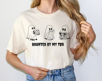 Camiseta unissex de Halloween BookTok Assombrada pela minha TBR