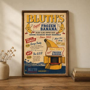 Op de afbeelding: Een poster in vintage-stijl voor Bluth's Original Frozen Banana, met gele cartoonbananen, een bananenvormige kraam en tekst met menu-items zoals de George Daddy en The G.O.B. met prijzen, alles geplaatst in een houten lijst.