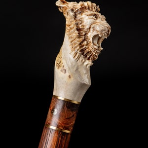 Puede incluir: Un bast&oacute;n con un mango tallado en forma de cabeza de le&oacute;n. El mango est&aacute; hecho de hueso y el eje est&aacute; hecho de madera con una banda de lat&oacute;n.