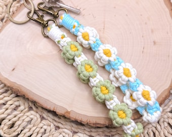 DAISY MACRAME WRISTLET | Flower Macrame Wrist Strap | White Flower Keychain | Key Wrist Strap | Key Fob | Boho Keychain Car Accessories