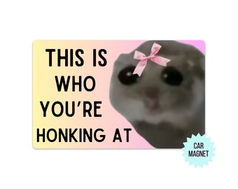 SAD HAMSTER 車用マグネット | バンパーマグネット | ビニール製車用マグネット | Gen Z 美学 | バンパーステッカー | 女の子のバンパーステッカー | 悲しいバイオリン | 新車