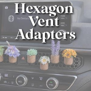 Puede incluir: Cinco pequeñas macetas de corcho con flores artificiales y suculentas fijadas a una rejilla de ventilación de coche. Las plantas incluyen lavanda morada, una margarita blanca, un girasol amarillo y suculentas verdes.