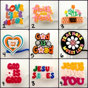 Puede incluir: Nueve abalorios de silicona coloridos con tem&aacute;tica religiosa con diferentes frases y dise&ntilde;os. Los abalorios incluyen "Love Like Jesus", "Faith Over Fear", "Made in God's Image", "God is Good", "Pray More Worry Less", "God is Good", "Jesus Saves" y "Jesus Loves You".