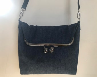 Sac “Purse”,  en jean, fermoir clips métal, poches intérieur, entièrement doublé, chic décontracté