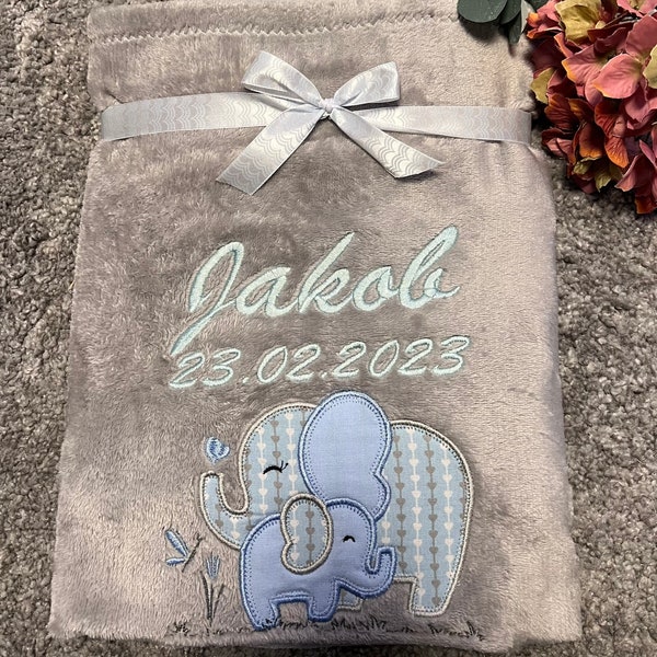 Babydecke kleiner blauer Elefant personalisierbar mit Namen, Datum und Applikation bestickt