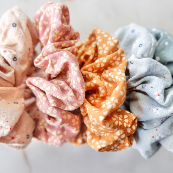 Scrunchie aus Baumwolle, Haar accessoire in hellblau mit Blümchenmuster | chouchou pour cheveux en bleu clair à petites fleurs