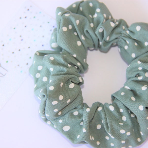 Scrunchie aus Baumwolle, Haar accessoire in dunkelgrün mit weissen Punkten | chouchou pour cheveux en vert foncé avec des petits points