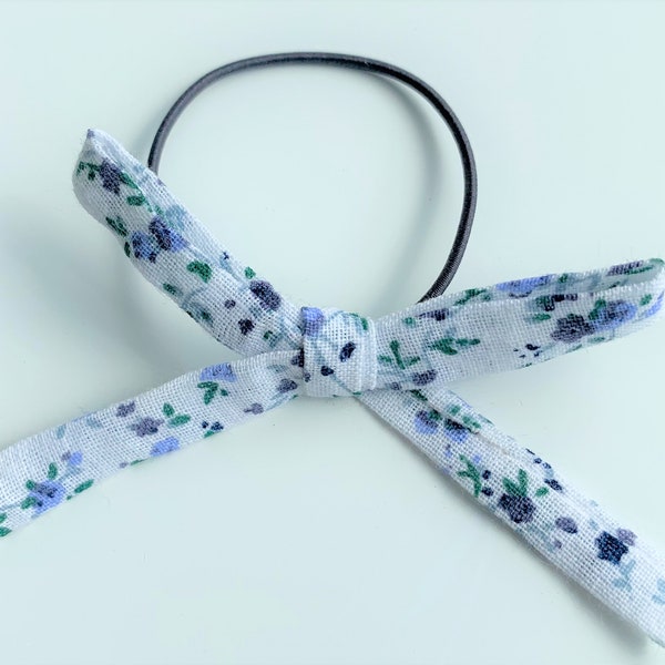 Haargummi mit Schleife aus Baumwolle, Haar accessoire in weiss mit lila Blumen, élastique pour cheveux en bleu blanc à fleurs mauves