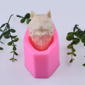 Könnte beinhalten: Rosa Silikonform zum Herstellen einer wolfsköpfigen Kerze oder Seife. Die Form ist sechseckig und hat ein detailliertes Wolfskopfdesign.