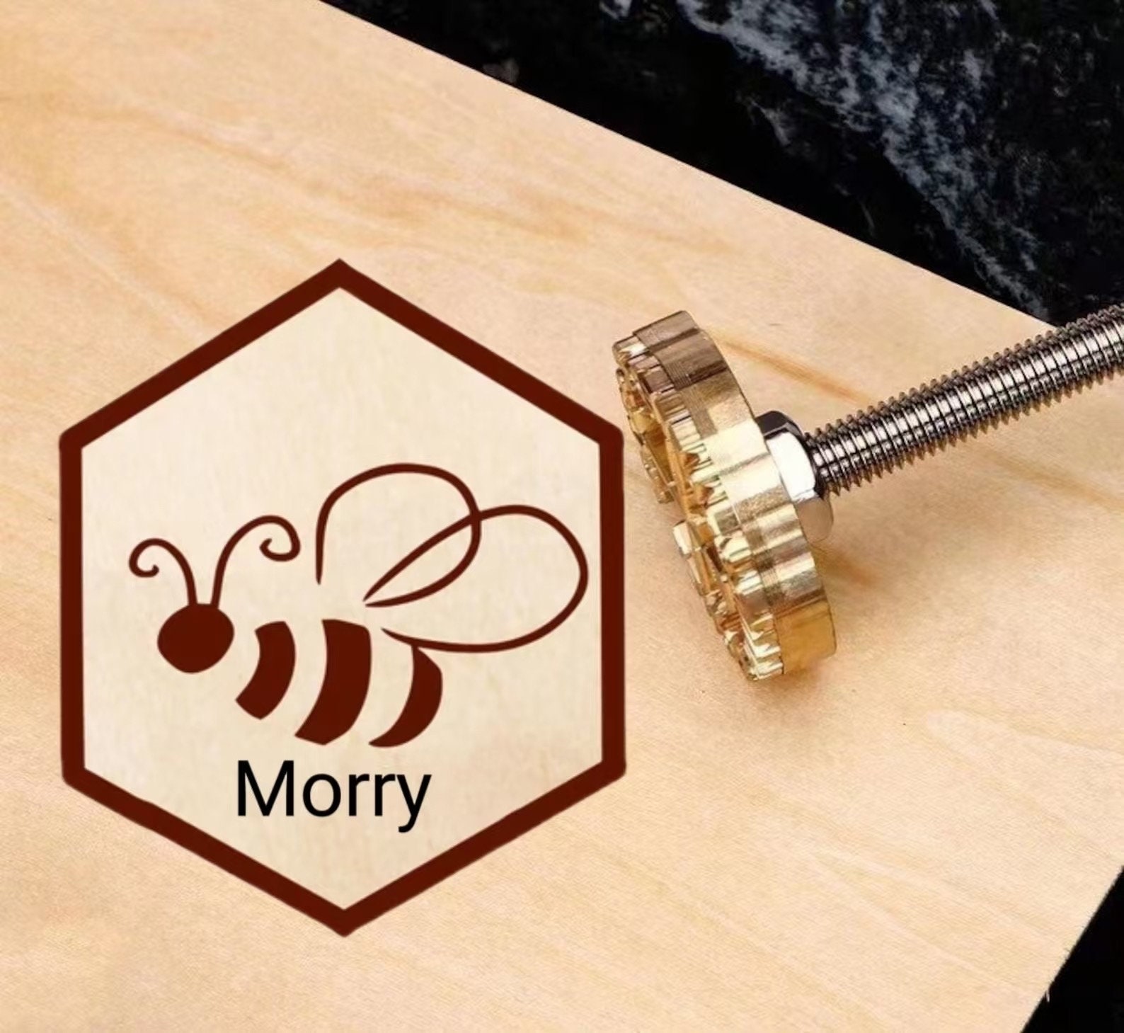 Stempel « IMKER - BIENE an HONIGWABE » Adressenstempel Name Motiv Adresse Beruf Honig Imkerei Bienen Honigbiene Bienenzucht naturbelassen - Österreich Stempel « IMKER - BIENE an HONIGWABE » Adressenstempel Name Motiv Adresse Beruf Honig Imkerei Bienen Honigbiene Bienenzucht naturbelassen - Österreich