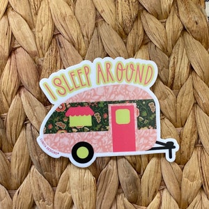 Duermo alrededor de pegatina / pegatina de camper, pegatina de corriente de aire, pegatina de camping divertida, pegatina impermeable de vinilo