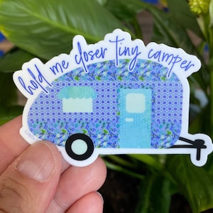 Camper Hold Me Closer Tiny Camper Floral pegatina / pegatina de camper, pegatina de corriente de aire, pegatina de camping divertida, pegatina impermeable de vinilo