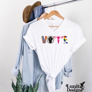 Camiseta de cuello en V VOTE: Libros prohibidos, BLM, derechos reproductivos, LGBTQ+