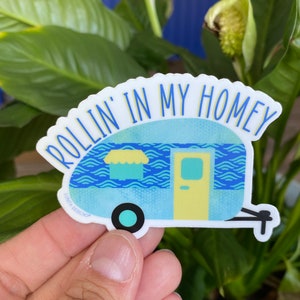 Camper - Rollin' en mi pegatina hogareña / pegatina de camper, pegatina de camper Airstream, pegatina de camping divertida, pegatina impermeable de vinilo, regalo