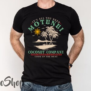 Pode incluir: Camiseta preta com um design gr&aacute;fico verde e branco com palmeiras, um sol e o texto "MOTUNUI" e "COCONUT COMPANY THE WATER IS SWEET COOK UP THE MEAT".